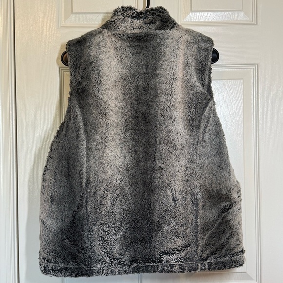 Double-Sided Black Quilted Vest with Button Details - Picture 7 of 7